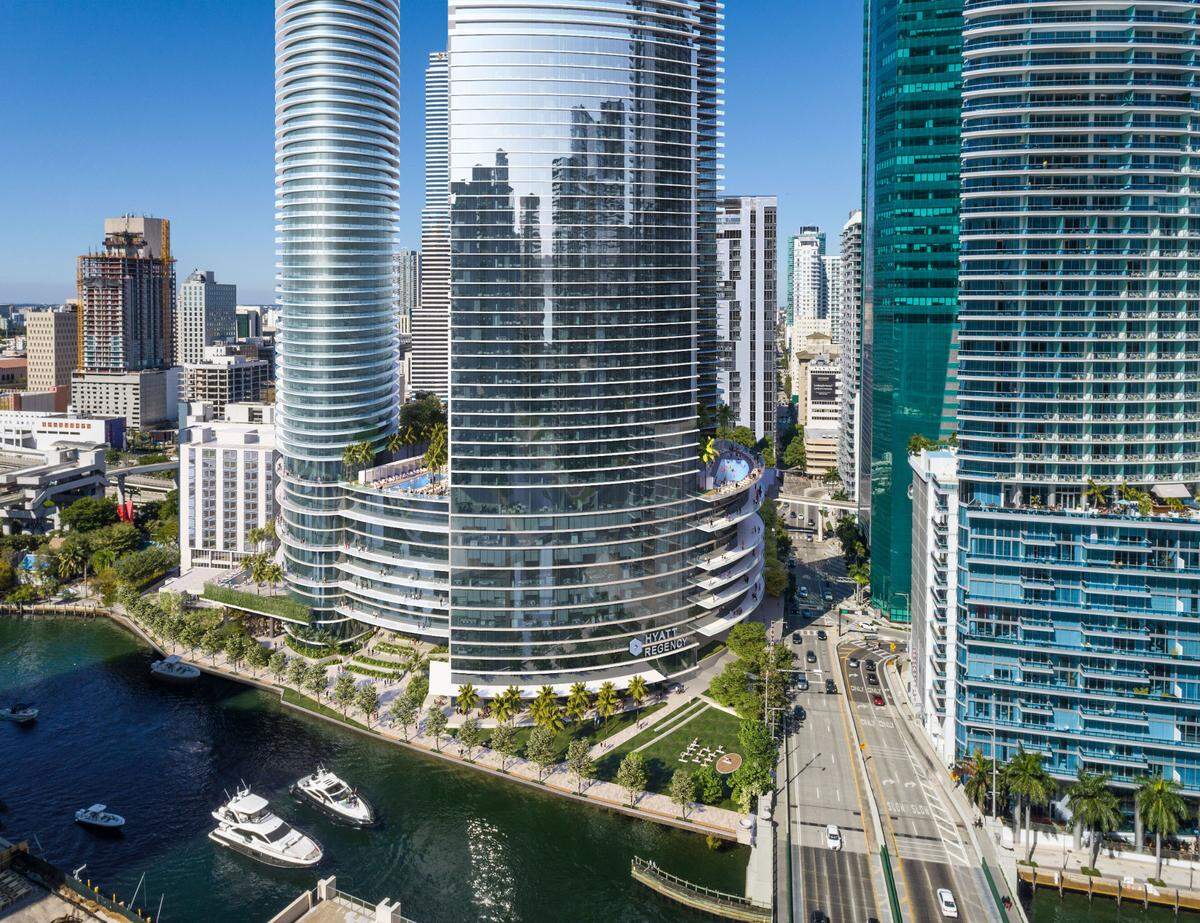 This rendering shows the design for a new proposal to redevelop the Knight Center complex into a hotel and residential complex with three towers, one of them a supertall exceeding 300 meters in height.