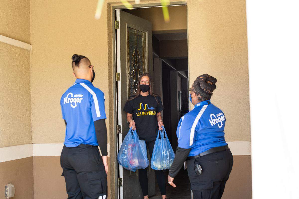 Kroger cobra una tarifa de entrega de $9.95 por cada pedido. El programa de afiliación Boost de Kroger tiene una cuota anual de $59 y los clientes obtienen entregas gratuitas durante un año siempre que su pedido sea igual o superior a $35 cada vez. Las instalaciones de Kroger en Groveland, Tampa y Jacksonville seguirán operativas. La del sur de la Florida cerrará en mayo de 2024.
