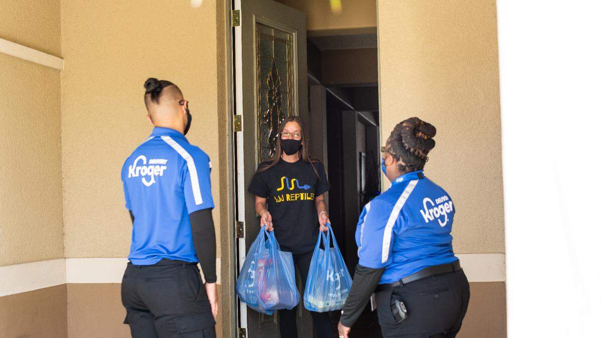 Kroger cobra una tarifa de entrega de $9.95 por cada pedido. Si se une al programa de socios Boost de Kroger, puede pagar una cuota anual de $59 y obtener entregas gratis durante un año siempre que su pedido sea de $35 o más en cada ocasión.