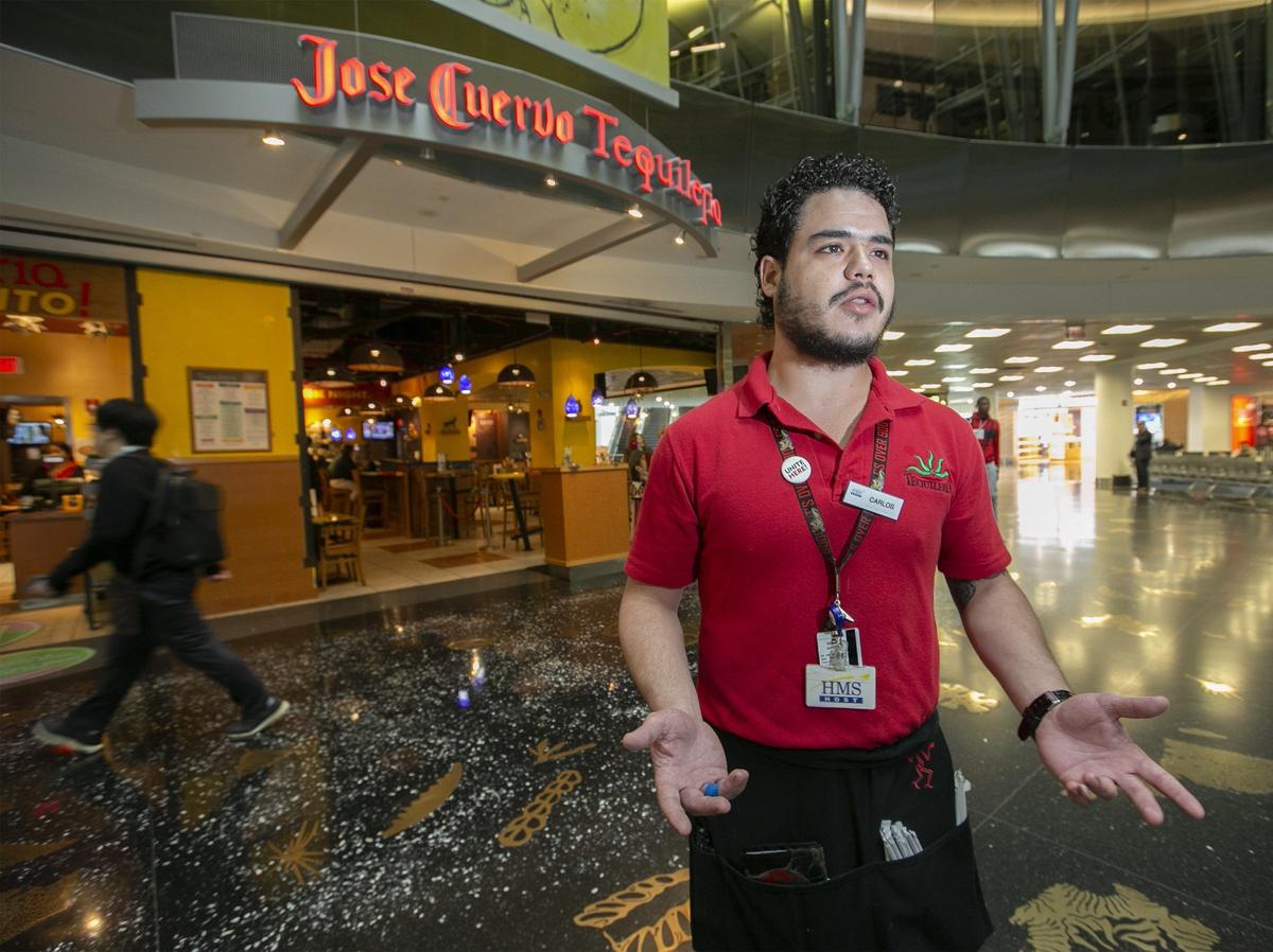 Carlos Caballero es mesero en la Jose Cuervo Tequileria en el Aeropuerto Internacional de Miami. El Condado Miami-Dade ha decidido eliminar la propina automática en los restaurantes del aeropuerto.