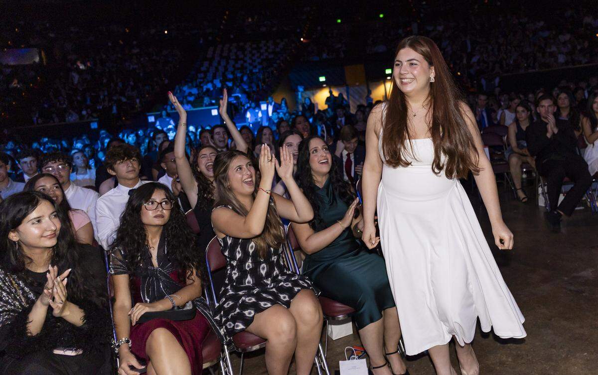La estudiante Isabella Brana camina hacia el escenario tras imponerse en la categoría de periodismo durante la 68 ceremonia de entrega de los premios Silver Knight del Miami Herald y el Nuevo Herald, celebrada el 12 de mayo de 2026 en el James L. Knight Center en Miami, Florida.
