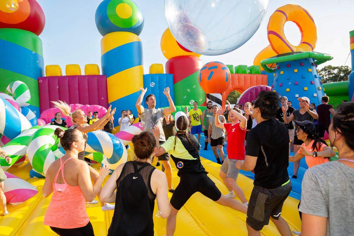 Incluso los adultos participan en la acción en The Big Bounce America.
