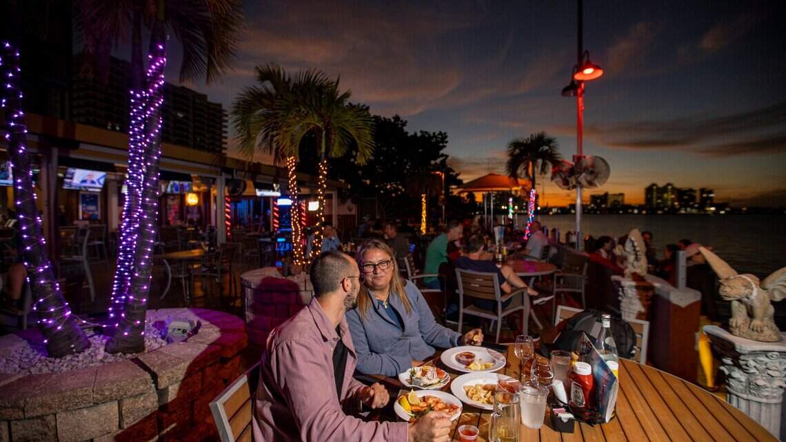 Parte del encanto de Miami son los bares frente al mar. Y están desapareciendo | Opinión