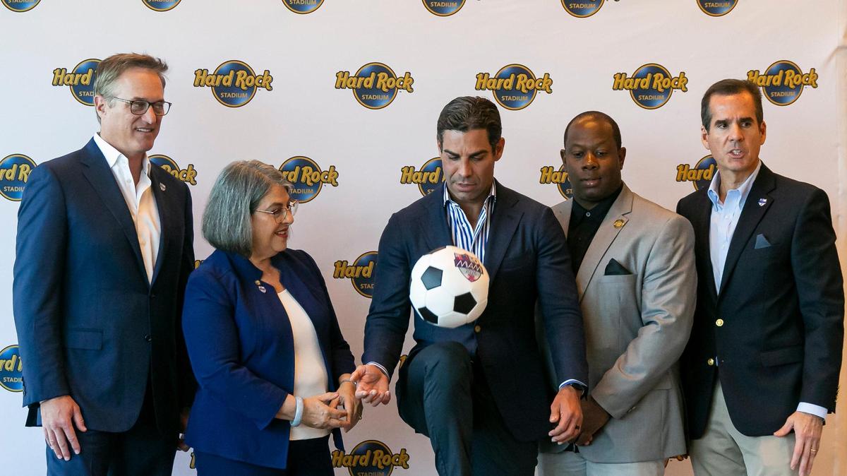 El alcalde de Miami, Francis Suárez — al centro, con el balón de fútbol — aparece junto a (de izquierda a derecha) Tom Garfinkel, presidente y director ejecutivo de los Miami Dolphins y del Hard Rock Stadium; la alcaldesa del Condado Miami-Dade, Daniella Levine Cava; el vicealcalde de Miami Gardens, Reggie Leon; y Rolando Aedo, director de operaciones del Greater Miami Convention & Visitors Bureau, durante una conferencia de prensa en el Hard Rock Stadium el viernes 17 de junio de 2022, en Miami Gardens, Florida. La conferencia se realizó un día después de anunciar