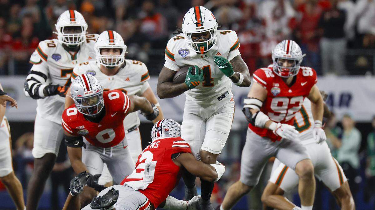 El running back de los Huracanes de Miami, Mark Fletcher Jr. (4), corre con el ovoide durante una jugada en el partido de cuartos de final contra los Buckeyes de Ohio State  en el Cotton Bowl, celebrado el 31 de diciembre de 2025 en Texas. 