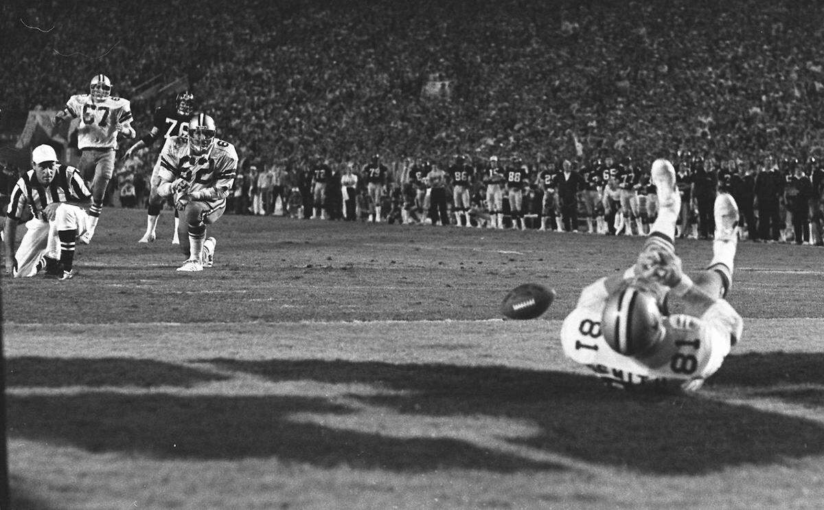A wide open Dallas Cowboys Jackie Smith misses a tying pass in the end zone against the Pittsburgh Steelers in the third quarter of Super Bowl XIII game in Miami.