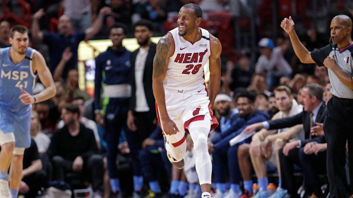 El jugador del Heat Andre Iguodala (28) celebra un triple en el juego ante los Timberwolves el 26 de febrero en el AmericanAirlines Arena.