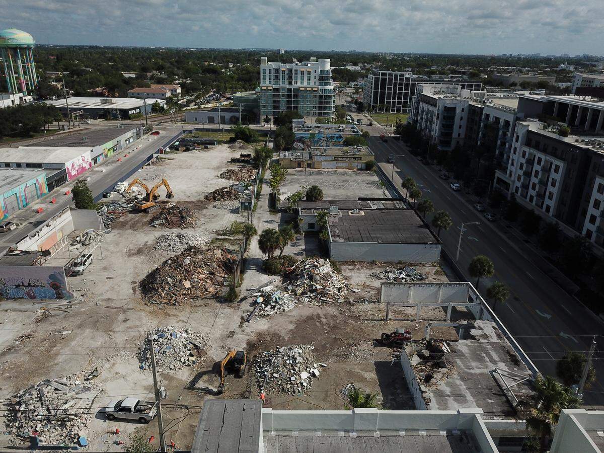 Un grupo de urbanizadores está construyendo el distrito artístico FAT Village, de $300 millones, en el downtown de Fort Lauderdale.  La demolición comenzó en mayo. Arriba, una foto aérea de la zona. Urban Street Development