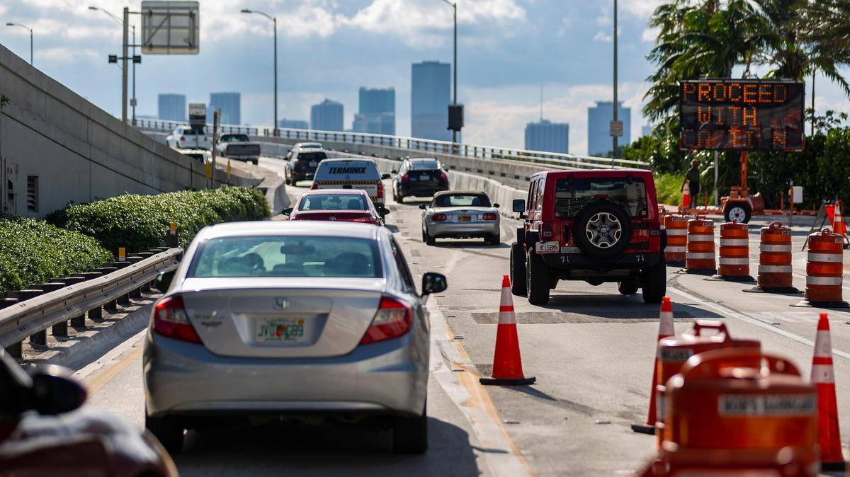 Commuters make their way onto the MacArthur Causeway via Fifth Street in Miami Beach on Sept. 22, 2018. Construction to repair the corroded causeway has been causing massive traffic jams for commuters.