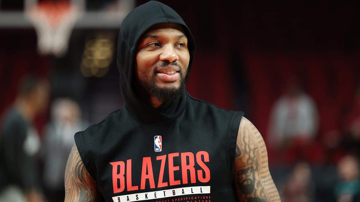 El armador de los Trail Blazers Damian Lillard calienta antes de un juego contra los Clippers la pasada temporada. 
