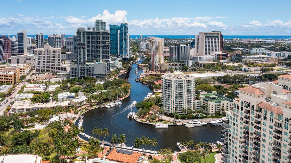 Vista aérea con drone del barrio de Sailboat Bend en Fort Lauderdale, vista de la bifurcación norte del río nuevo, yates, edificios modernos, vegetación tropical.
