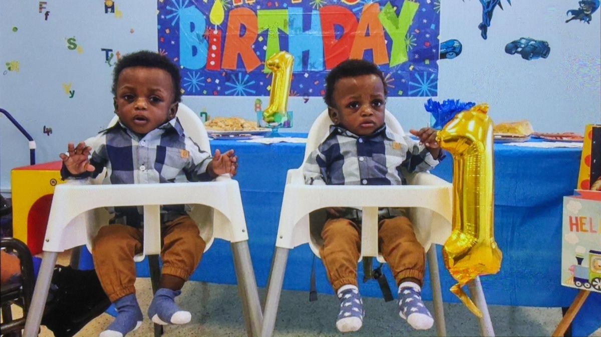 Los gemelos Scott (a la izquierda) y Jerry Narcius, quienes perdieron a su madre poco después de nacer, celebrando su primer cumpleaños el 16 de octubre de 2023. Claudemene Joseph murió a los 42 años, de cáncer y síndrome de HELLP, el 30 de noviembre de 2022, mes y medio después de dar a luz a los gemelos. Su hermana Marie Baron cuida de sus sobrinos y lucha por llegar a fin de mes.