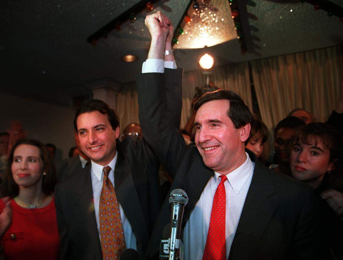 Un victorioso Joe Carollo celebra su derrota del titular Víctor de Yurre con su esposa Mari y el ex candidato Humberto Hernández entre cientos de partidarios.