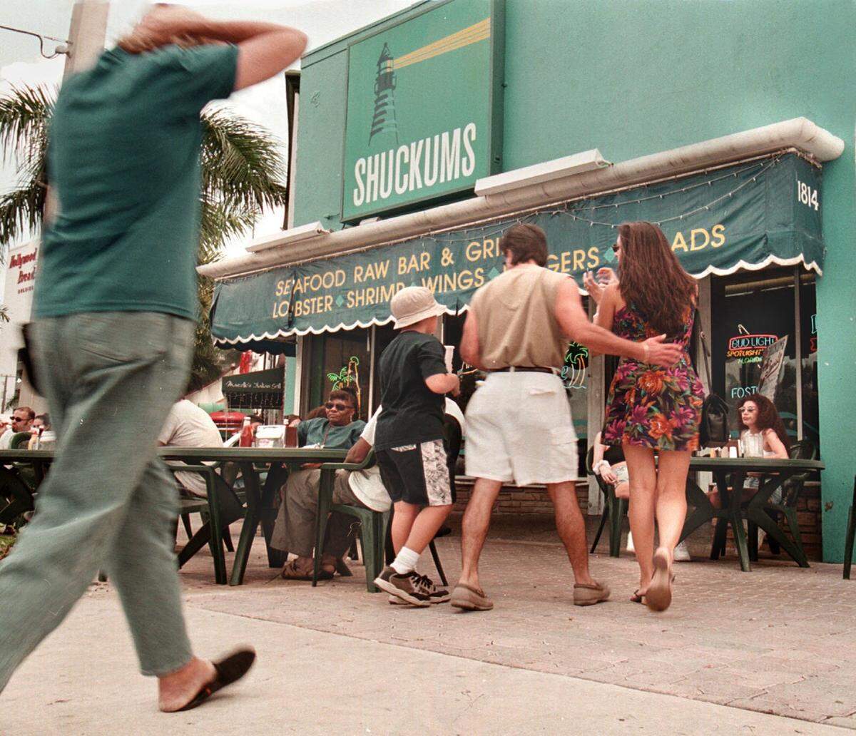 Shuckums restaurant in 2000 gets a crowd from the Y-100 Wing Ding.