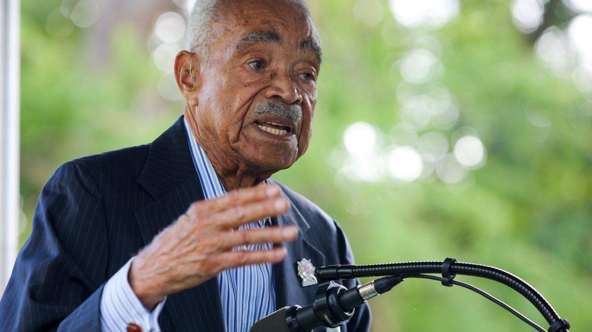 Garth Reeves tells stories, memories and experiences at a 2017 ceremony honoring him.