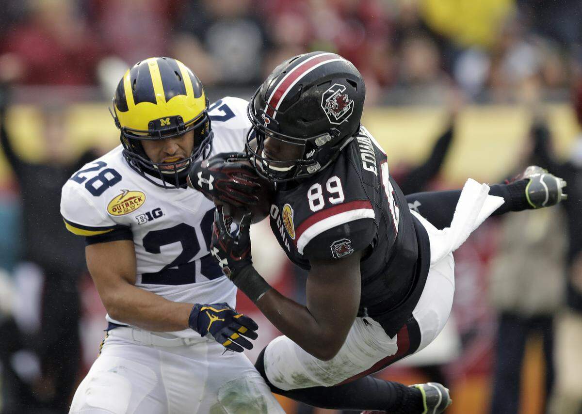South Carolina wide receiver Bryan Edwards (89) pulls in a 21-yard touchdown reception in front of Michigan defensive back Brandon Watson (28) during the second half of the Outback Bowl NCAA college football game Monday, Jan. 1, 2018, in Tampa, Fla. South Carolina won the game 26-19. (AP Photo/Chris O’Meara)