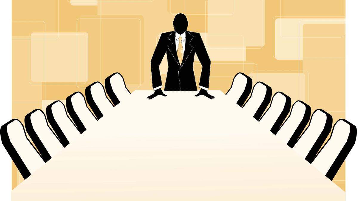 A new study found that ingratiating, or kissing up, behavior can result in better performance evaluations, but also results in a draining of self-control that leads to poor behavior in the workplace.