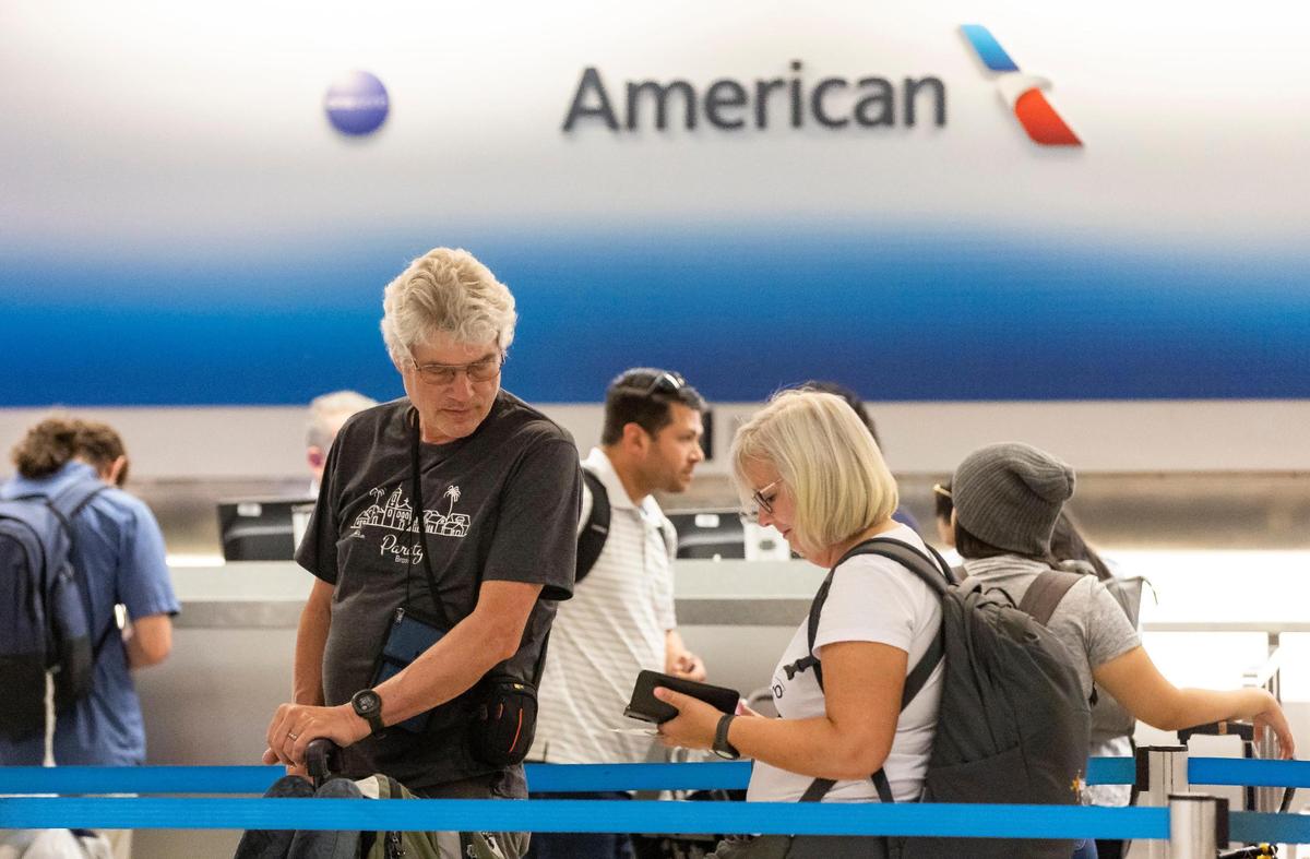 Viajeros visitan la zona de documentación de American Airlines en el Aeropuerto Internacional de Miami, el lunes 1º de mayo de 2023, en Miami, Florida. Tras cuatro años de negociaciones, la Allied Pilots Association acordó una autorización de huelga en nombre de los pilotos de American Airlines.