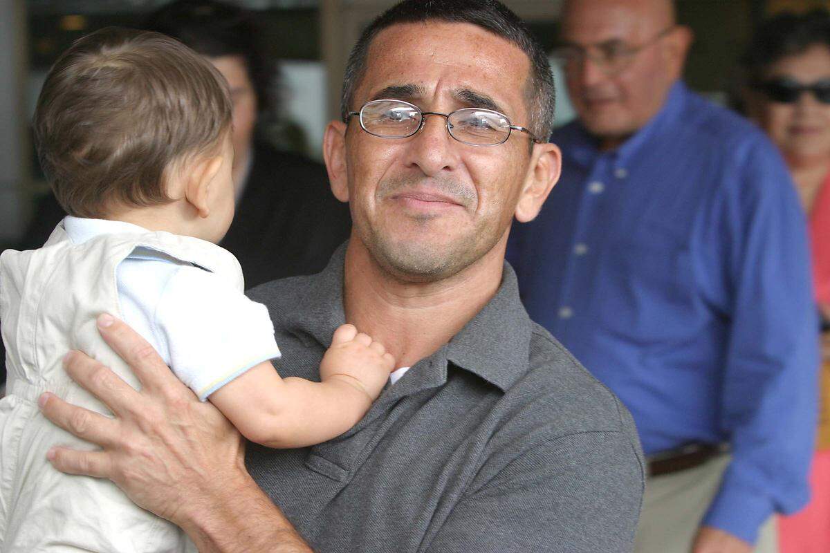 Ronny Zamora arrived June 2, 2004 at Juan Santamaria Airport, after regaining his freedom after purging 27 years at the Everglades Penitentiary in Miami, Florida. Zamora was convicted of the murder of Ellinor Haggart, June 4, 1977, in her home.