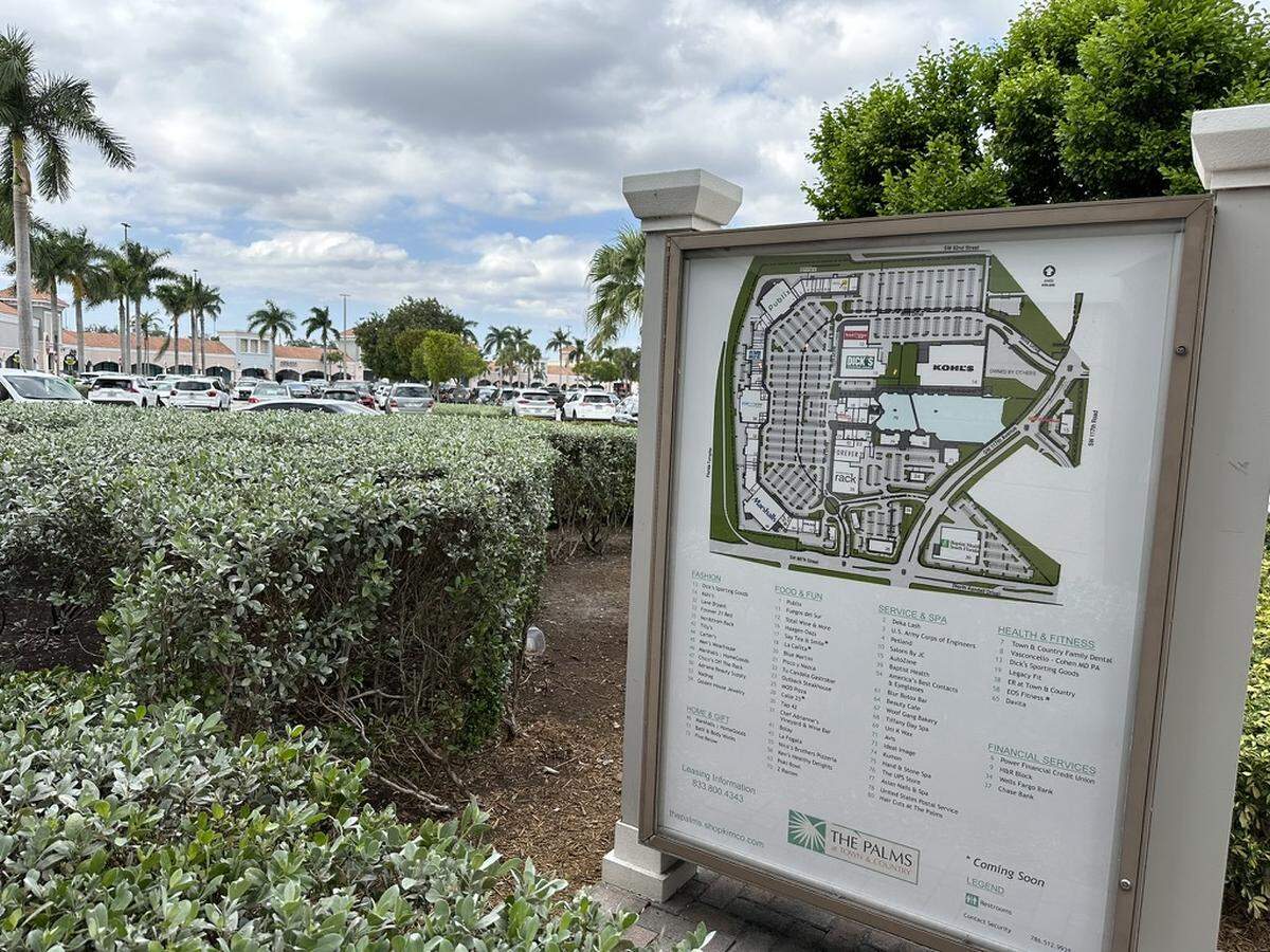 El directorio de The Palms at Town &amp; Country Mall cerca de un restaurante de ensaladas Bolay, el 1º de noviembre de 2023.