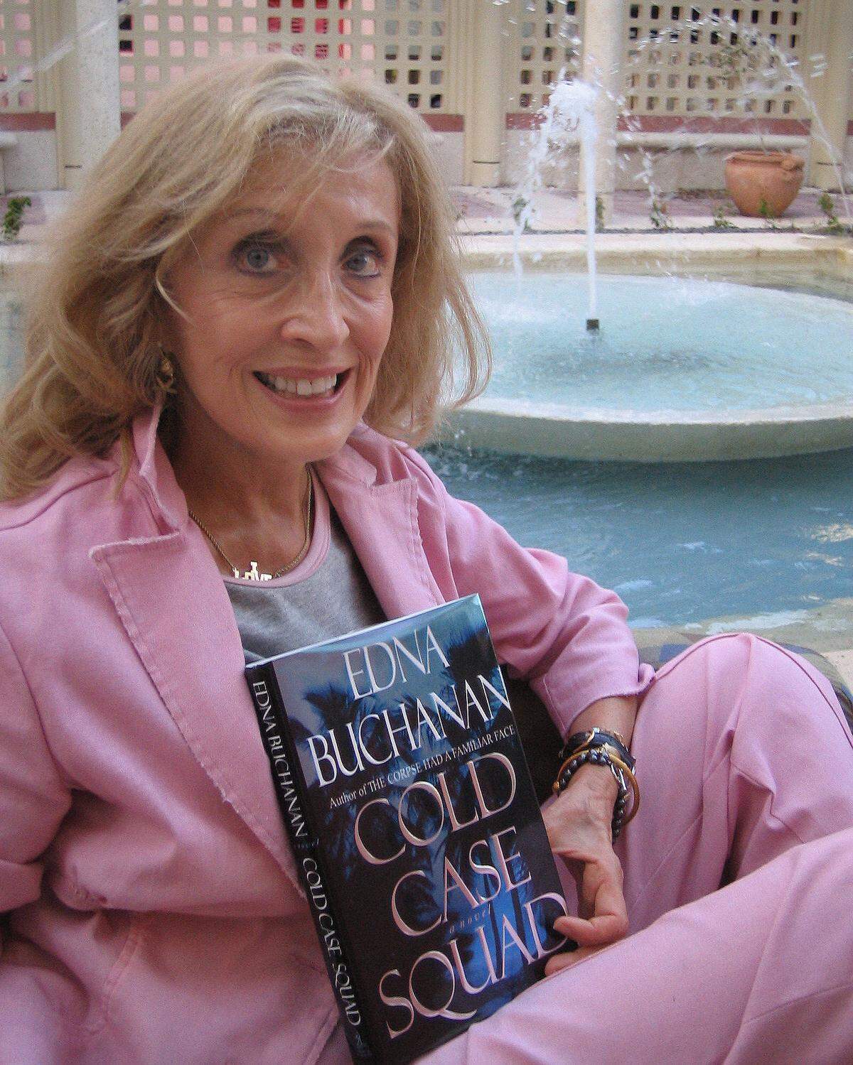 In 2005, Edna Buchanan with one of her books..