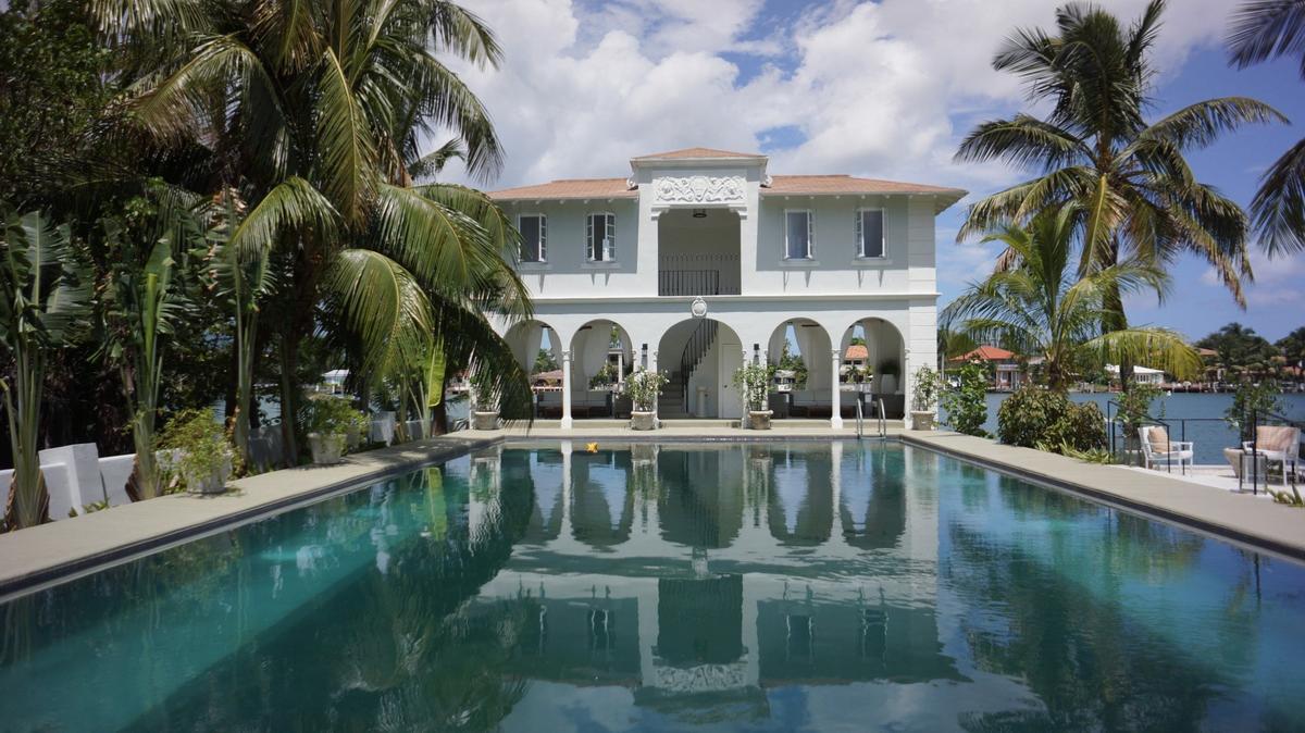 Al Capone’s two-story main house and guest house had nine bedrooms, six full bathrooms, two half bathrooms and a fortified design.
