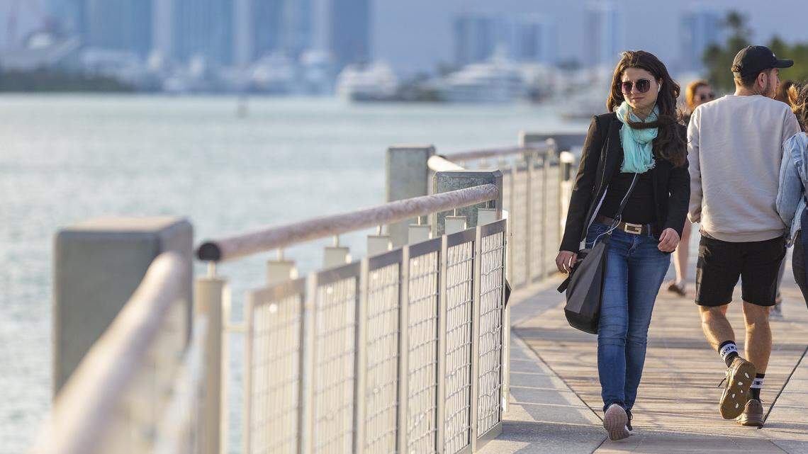 Tatiana Bezer, residente del centro de Miami, camina por South Pointe Park Pier en Miami Beach el lunes 28 de enero de 2019. Miami Beach está tratando de atraer a más jóvenes a la ciudad.