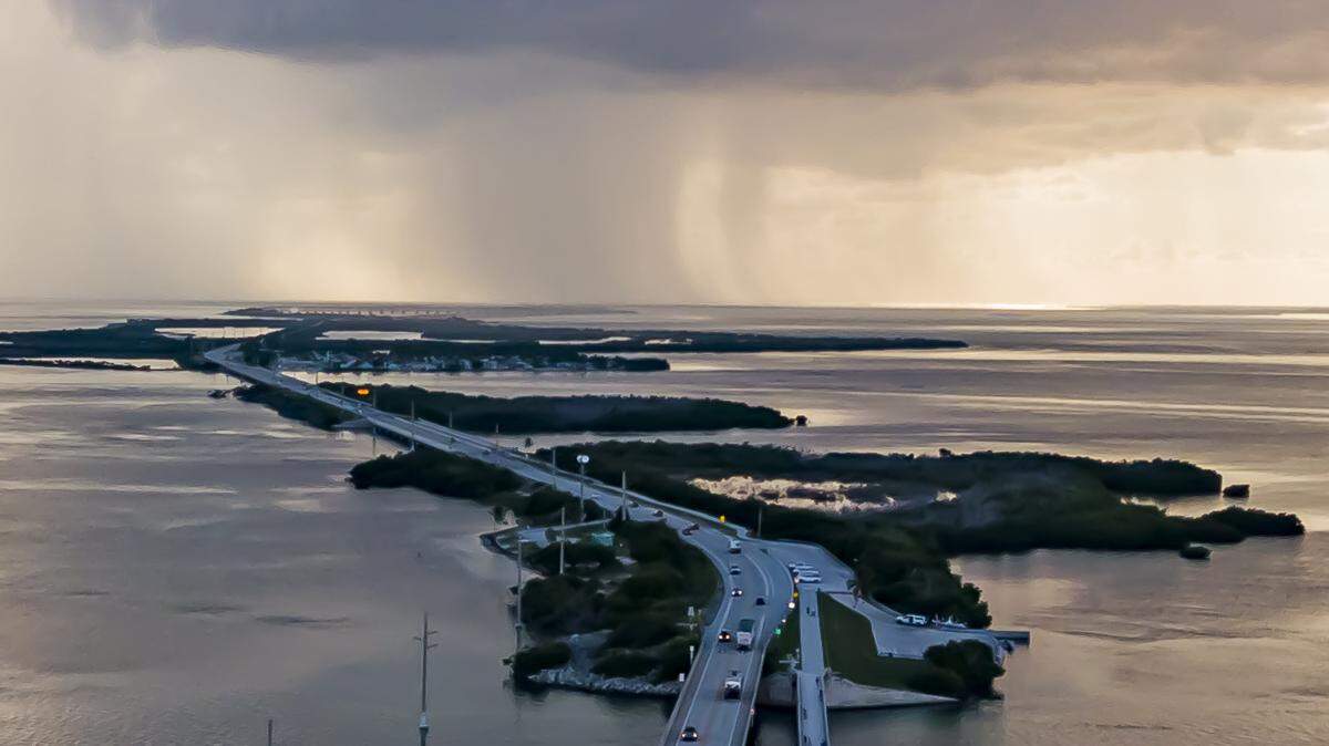 Coches avanzan por el Puente de las Siete Millas, cerca de Cayo Little Duck y el Parque Estatal de Bahía Honda, el lunes 11 de octubre de 2021.
