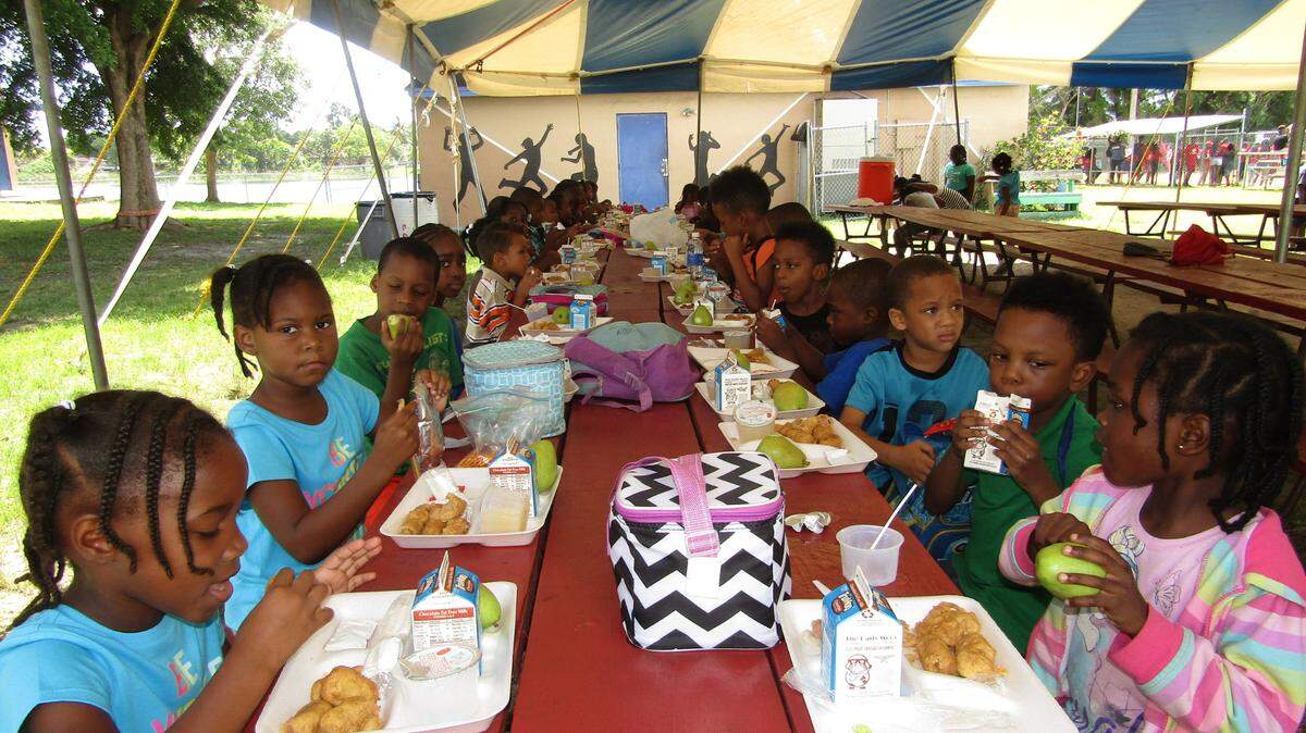 Programa de campamento  de verano en el Boys and Girls Club. El 18 de abril de 2023, la junta directiva de The Children's Trust anunció una asignación de fondos de $383 millones para apoyar 143 programas de campamentos extraescolares y de verano como este en Miami-Dade durante los próximos cinco años.