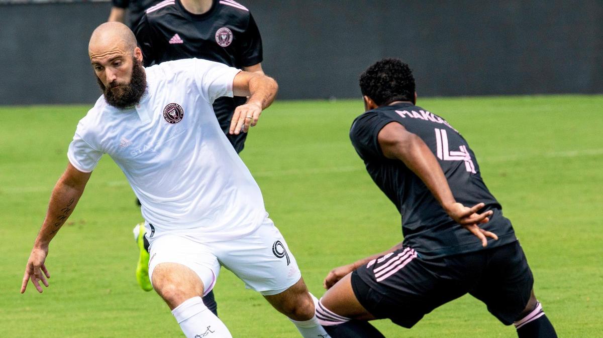El delantero del Inter Miami CF Gonzalo Higuaín (9) regatea al defensor Christian Makoun (4) durante una pelea entre equipos en el DRV PNK Stadium de Fort Lauderdale, Florida, el domingo 11 de abril de 2021. El delantero argentino espera ser más productivo en 2021.