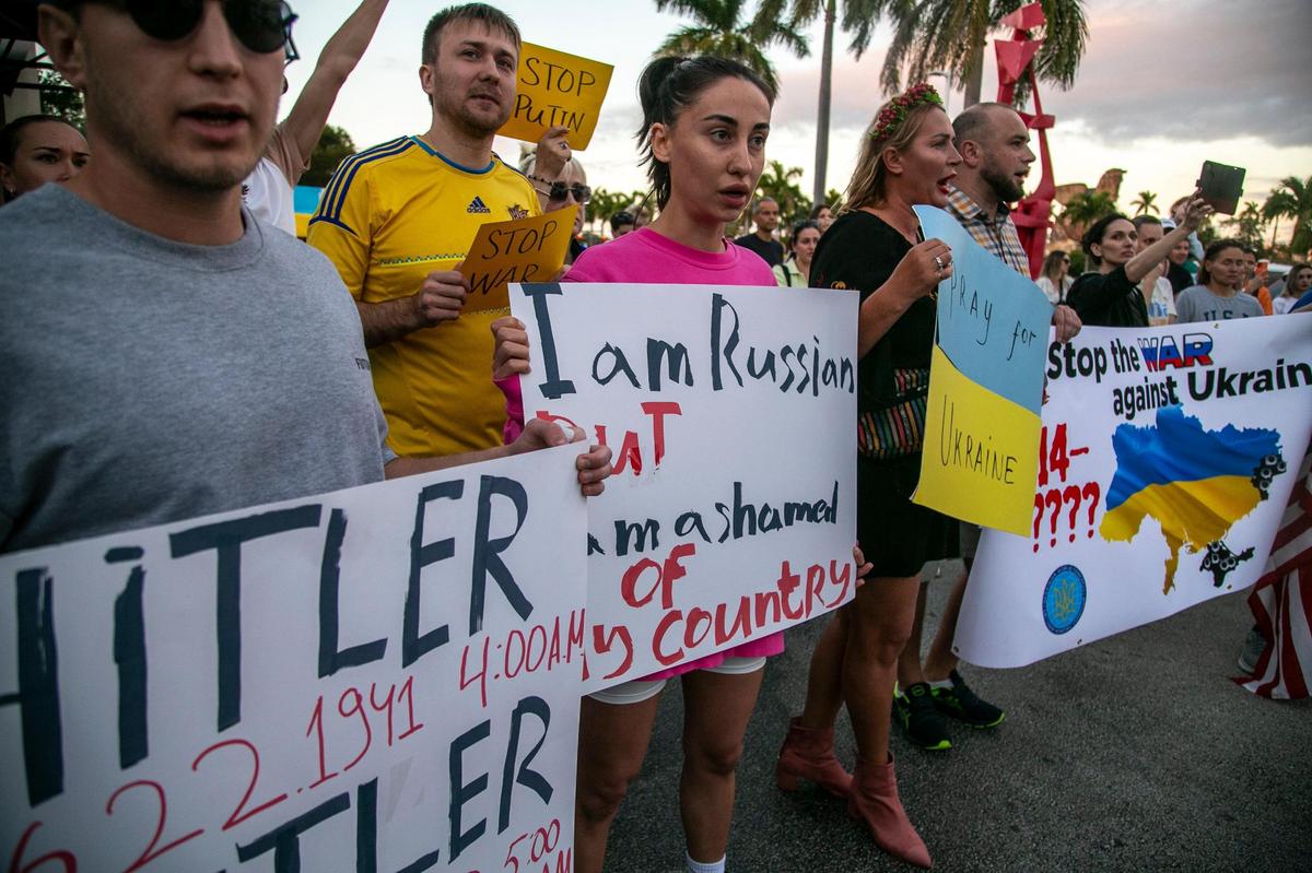 Hallandale Beach, Florida, 24 de febrero de 2022 - Miembros de las comunidades ucraniana y rusa en el sur de Florida se reunieron frente al Ayuntamiento de Hallandale Beach para apoyar a Ucrania después de que las fuerzas rusas invadieran a ese país.