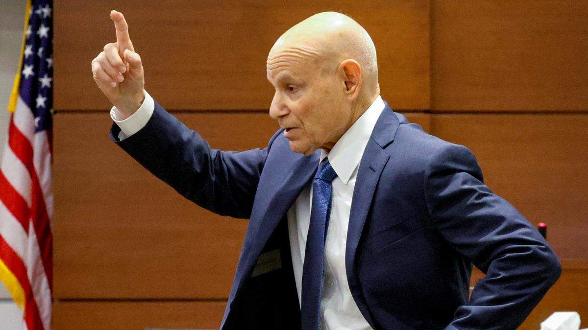 El fiscal estatal asistente Mike Satz pronuncia su discurso de apertura durante el juicio de sentencia de Nikolas Cruz en el Palacio de Justicia del Condado Broward, en Fort Lauderdale.