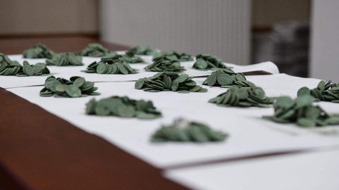 Metal detectorist in Dolj stumbled upon a treasure trove with 1,168 silver coins buried 1,700 years ago, archaeologists said and photos show.