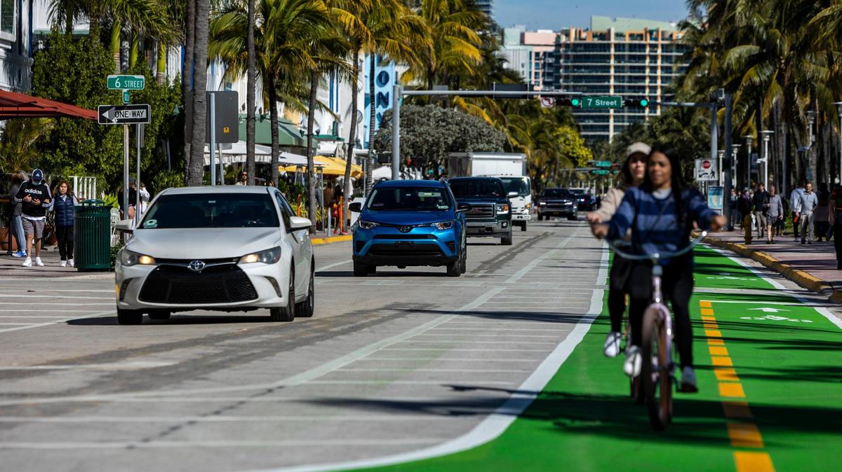 El carril de tránsito en dirección sur volvió a abrir en Ocean Drive, en   South Beach, el lunes 24 de enero, casi dos años después que Miami Beach cerrara la vialidad a los autos en los primeros meses de la pandemia del COVID-19 para ampliar los espacios de restauración y recreación pública al aire libre.