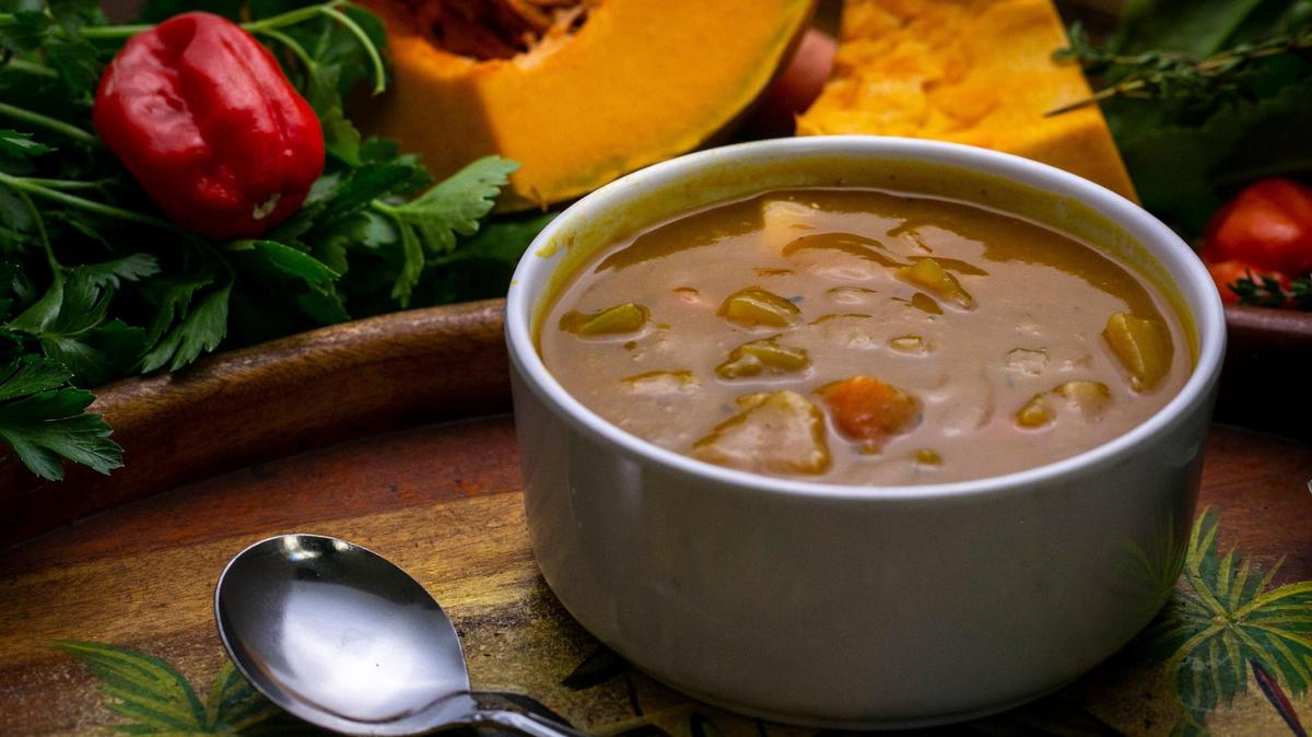 Pocas cosas unen más a los haitianos que saborear un plato de sopa joumou como este, elaborado por la chef Dominique en KC Healthy Cooking, 11900 Biscayne Blvd, suite 103, North Miami, Florida.