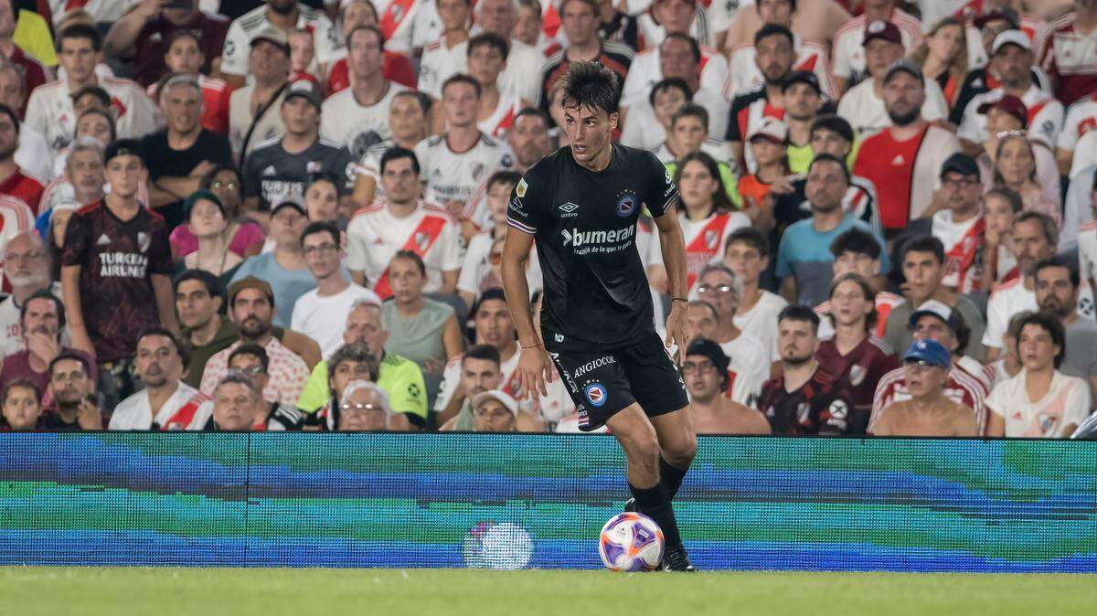 Federico Redondo of Argentinos Juniors seen in action during a match between River Plate and Argentinos Juniors as part of Liga Profesional 2023 at Estadio Mas Monumental Antonio Vespucio Liberti. Final Score: River Plate 2:1Argentinos Juniors (Photo by Manuel Cortina / SOPA Images/Sipa USA)