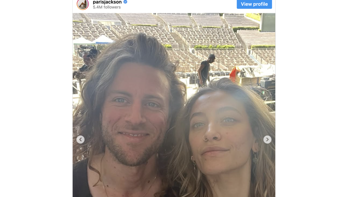 Paris Jackson with her partner Justin Long.