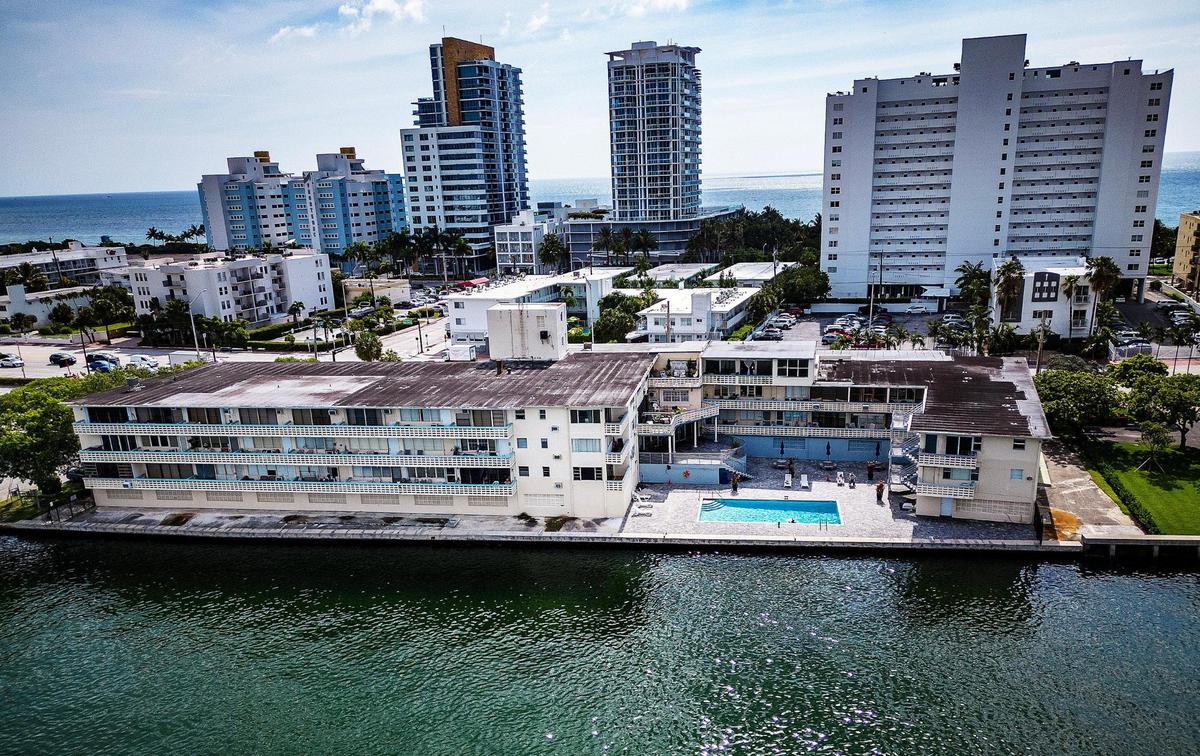 Gardens on the Bay en Miami Beach es un motel que se convirtió en residencias a largo plazo en la década de 1980. Los propietarios de las unidades, cada uno de los cuales tiene una participación en un contrato de arrendamiento de asociación con el propietario, recibieron recientemente una demanda de desalojo.