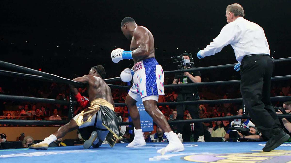Luis Ortiz beat Charles Martin by KO6 at the Seminole Hard Rock Casino in Hollywood on Saturday, January 1, 2022, to earn a mandatory challenger spot against International Boxing Federation champion Oleksandr Usyk.