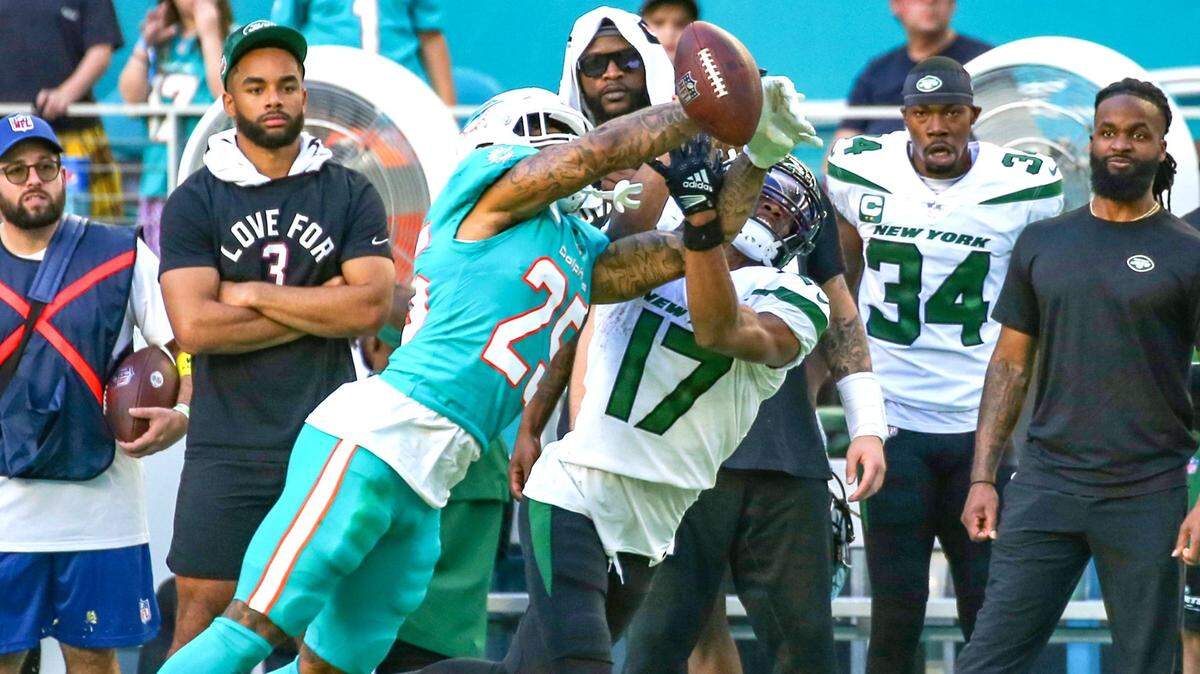 Miami Dolphins cornerback Xavien Howard (25) tips a pass intended for New York Jets wide receiver Garrett Wilson (17) in the fourth quarter at Hard Rock Stadium in Miami Gardens on Sunday, January 8, 2023. 