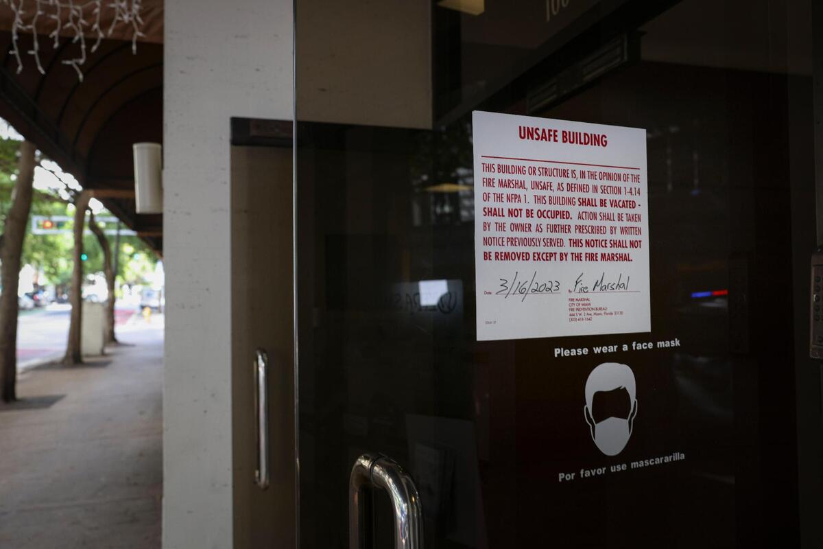 An unsafe building notice is posted on the front of the Huntington Building in downtown Miami on Thursday, March 23, 2023, a week after the building was shut down by the city for safety issues.