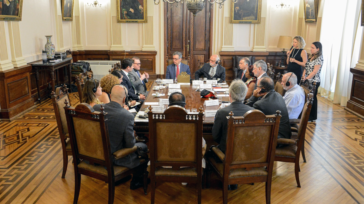Aaron Keyak, enviado especial adjunto de Estados Unidos para vigilar y combatir el antisemitismo, hablando en una reunión de funcionarios estadounidenses y brasileños en la Secretaría de Justicia y Ciudadanía de Brasil, en Sao Paulo.