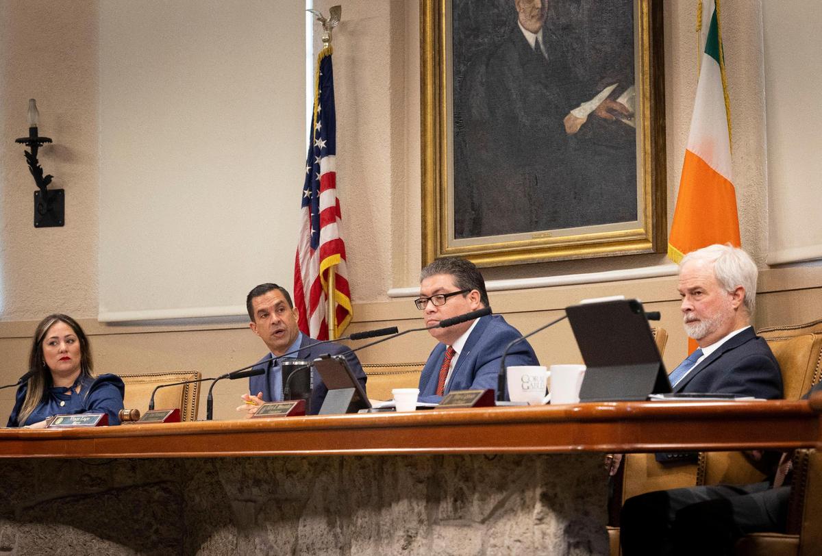 El alcalde Vince Lago, segundo desde la izquierda, habla durante una reunión de la Comisión de Coral Gables el martes 14 de noviembre de 2023 en Coral Gables.