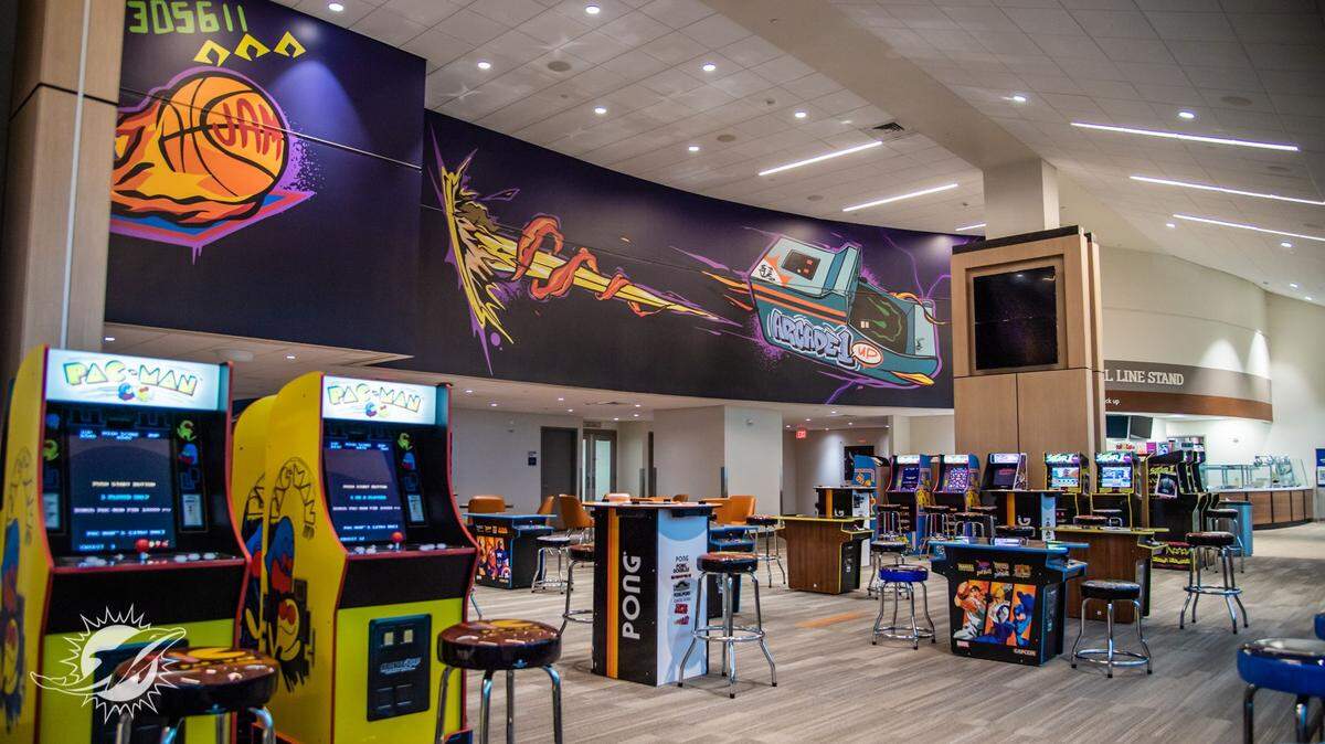 Arcade1Up Game Lounge en el segundo piso del Hard Rock Stadium en Miami Gardens.