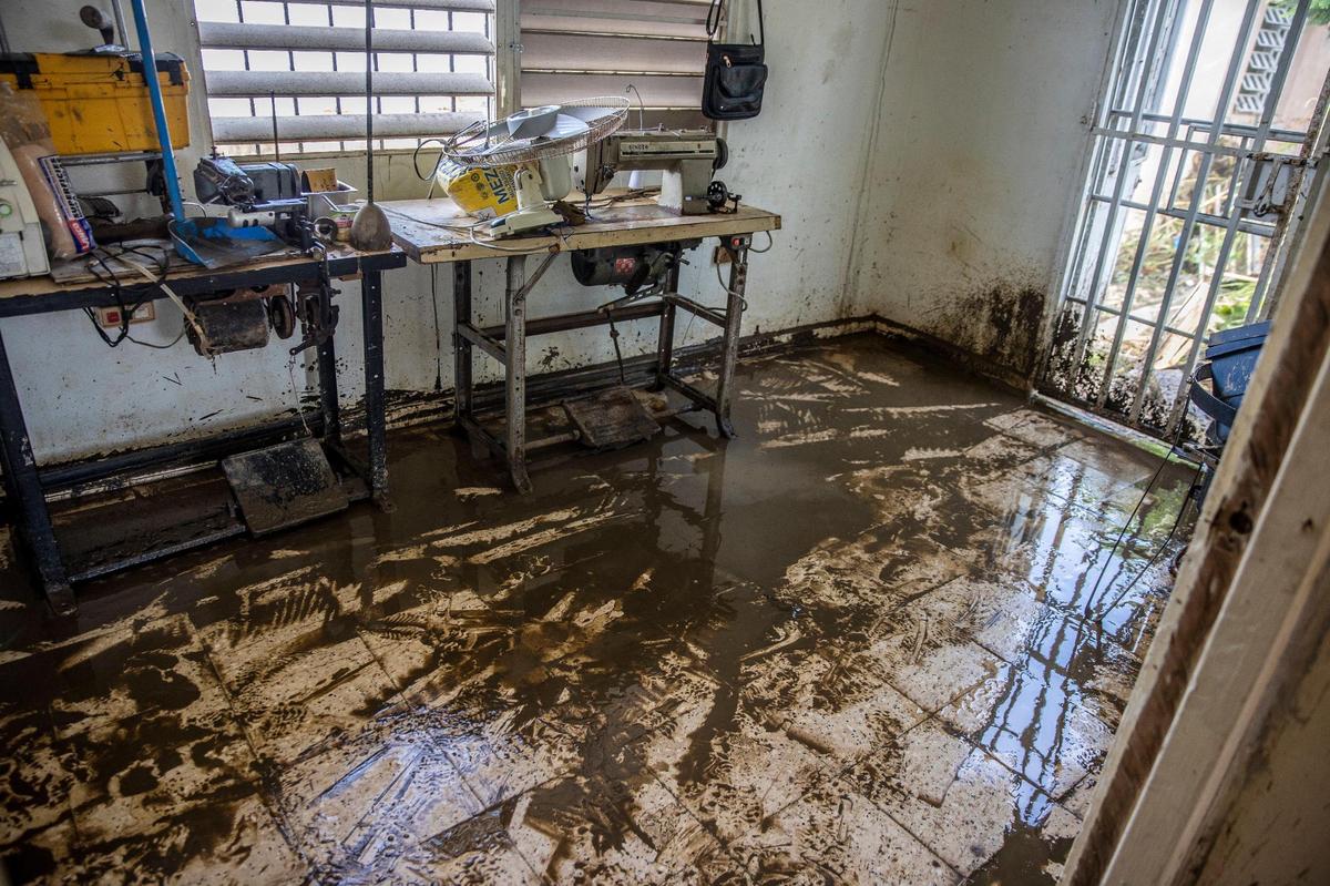 Vista de las máquinas de coser dañadas en la casa de Antonio Pérez Miranda, que se inundó con el lodo del Río de la Plata en el barrio de San José de Toa Baja, tras el paso del huracán Fiona por Puerto Rico.