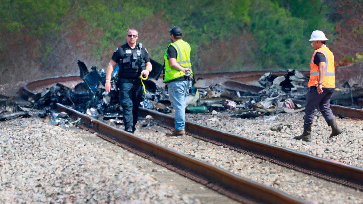 A small plane crashed on the railroad tracks beneath the overpass at Glades Road and Military Trail near Interstate 95 in Boca Raton on Friday, April 11, 2025. (Mike Stocker / South Florida Sun Sentinel)