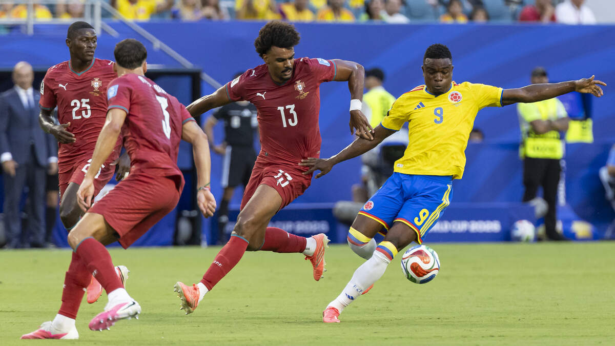 El delantero de Colombia, Jhon Córdoba (9), trata de superar al defensa de Portugal, Renato Veiga (13), durante el primer tiempo del enfrentamiento entre las dos selecciones, el sábado 27 de junio de 2026, en Miami.
