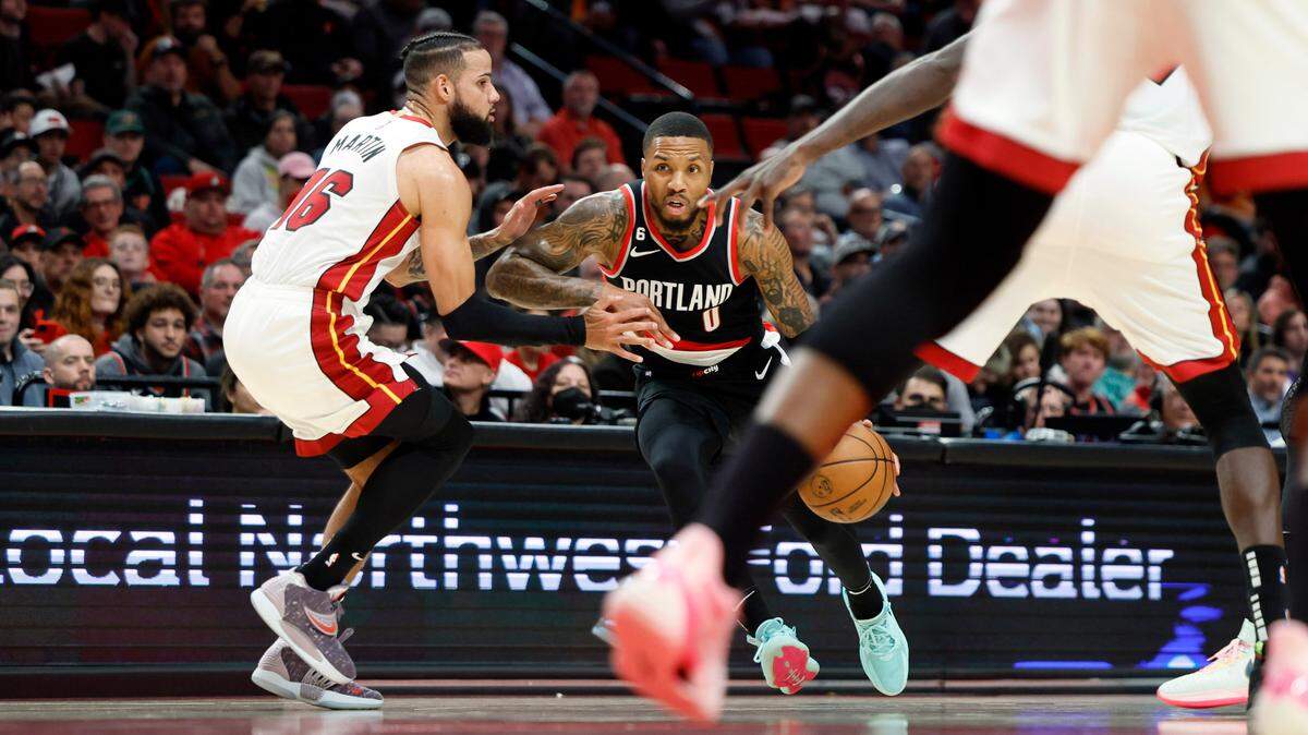 Damian Lillard (0), armador de los Trail Blazers, traslada el balón mientras lo defiende el delantero deli Heat, Caleb Martin (16) la psada temporada en el Moda Center..
