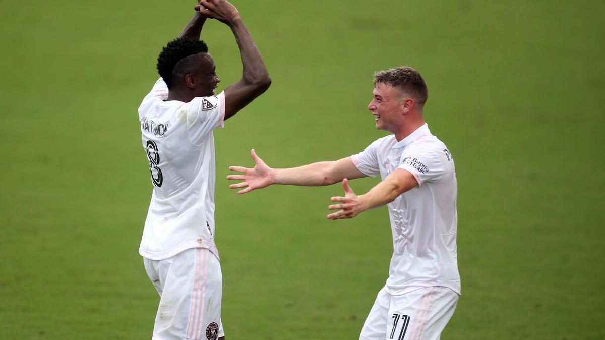 El mediocampista del Inter Miami CF Blaise Matuidi (8) celebra con el mediocampista del Inter Miami CF Matias Pellegrini (11) tras un gol ante el Orlando City SC en el Inter Miami CF Stadium en Fort Lauderdale, Florida, el sábado de octubre 24 de febrero de 2020.