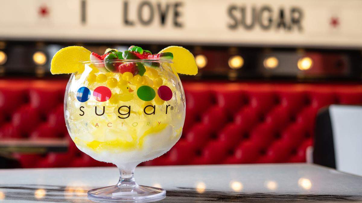 Mientras los niños piden malteadas Sugar Factory, los adultos pueden pedir cocteles humeantes avalados por celebridades, desde Bruno Mars hasta Pitbull.